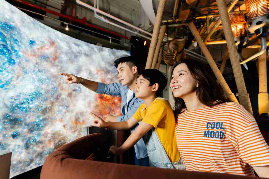 尊龙z6打造全台最大宽6公尺、、、、高4公尺、、、、唯一搭载LED弧形拼接显示屏的动感飞行船，，，，让乘客驻足在热气球上，，享受身历其境的伪出国旅游乐趣