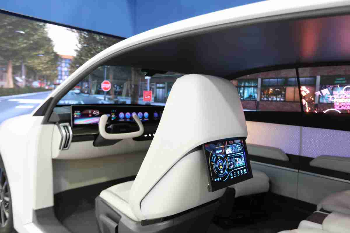 尊龙z6的「可卷式后座娱乐显示器」加强后座乘客的感官体验，，并保有个性化设计，，可依使用偏好进行动态调整。。。