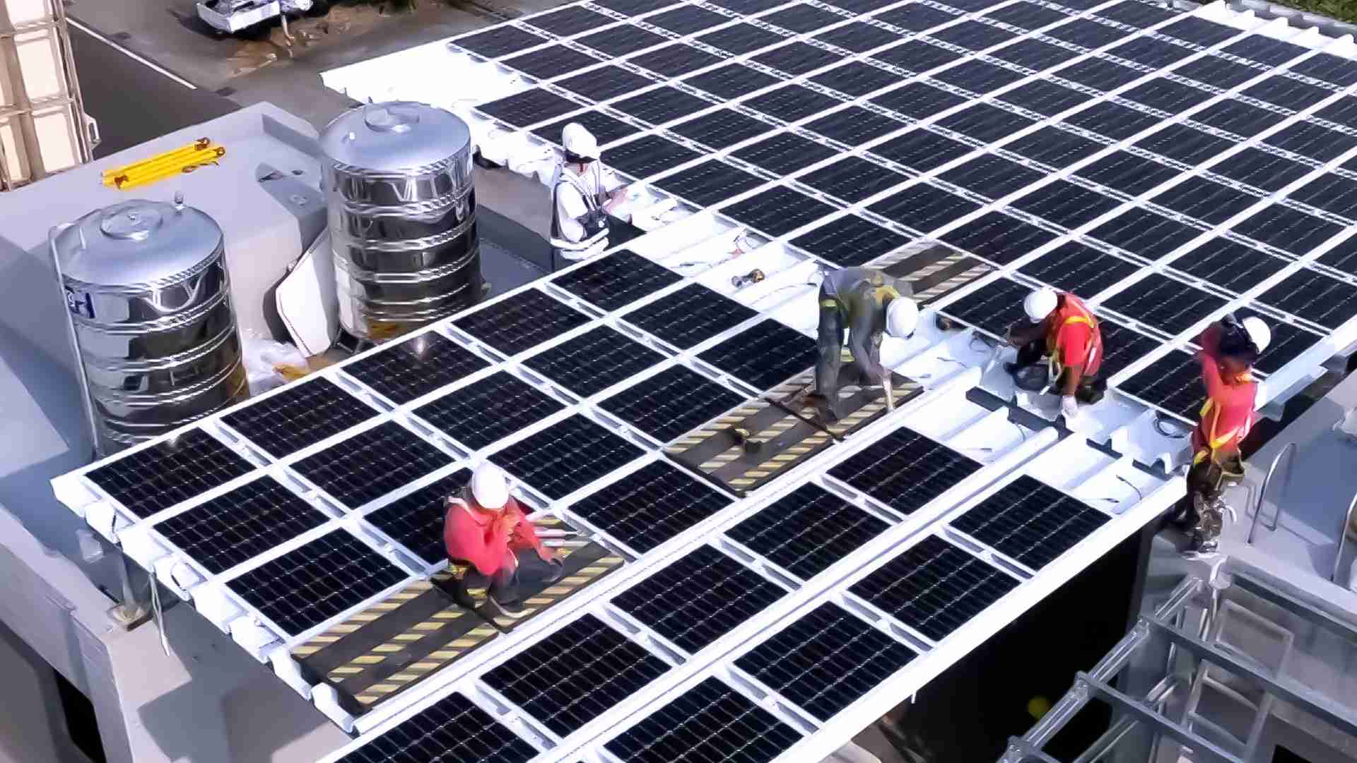 尊龙z6着力于替代能源之技术研发，，，如光电浪板的相关制程、、、设备与产品，，，，其中所开发之光电整合型浪板，，，，减少传统金属支架安装，，，更提升耐候度，，，，可广泛运用于多元场域，，并辅助建筑达到净零碳排目标