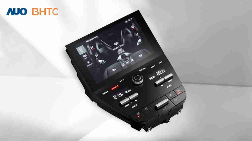 作為友達新生力軍，，BHTC所展示的中央與後座鞍部的Display HMI產品，，，可處理多區恆溫控制、、、顯示畫面，，，呈現仿真3D車室分區；以力傳感技術精準傳遞觸感，，並結合音量及震動反饋，，防止意外啟動，，提供使用者自然流暢、、、直觀且輕鬆駕馭的舒適介面