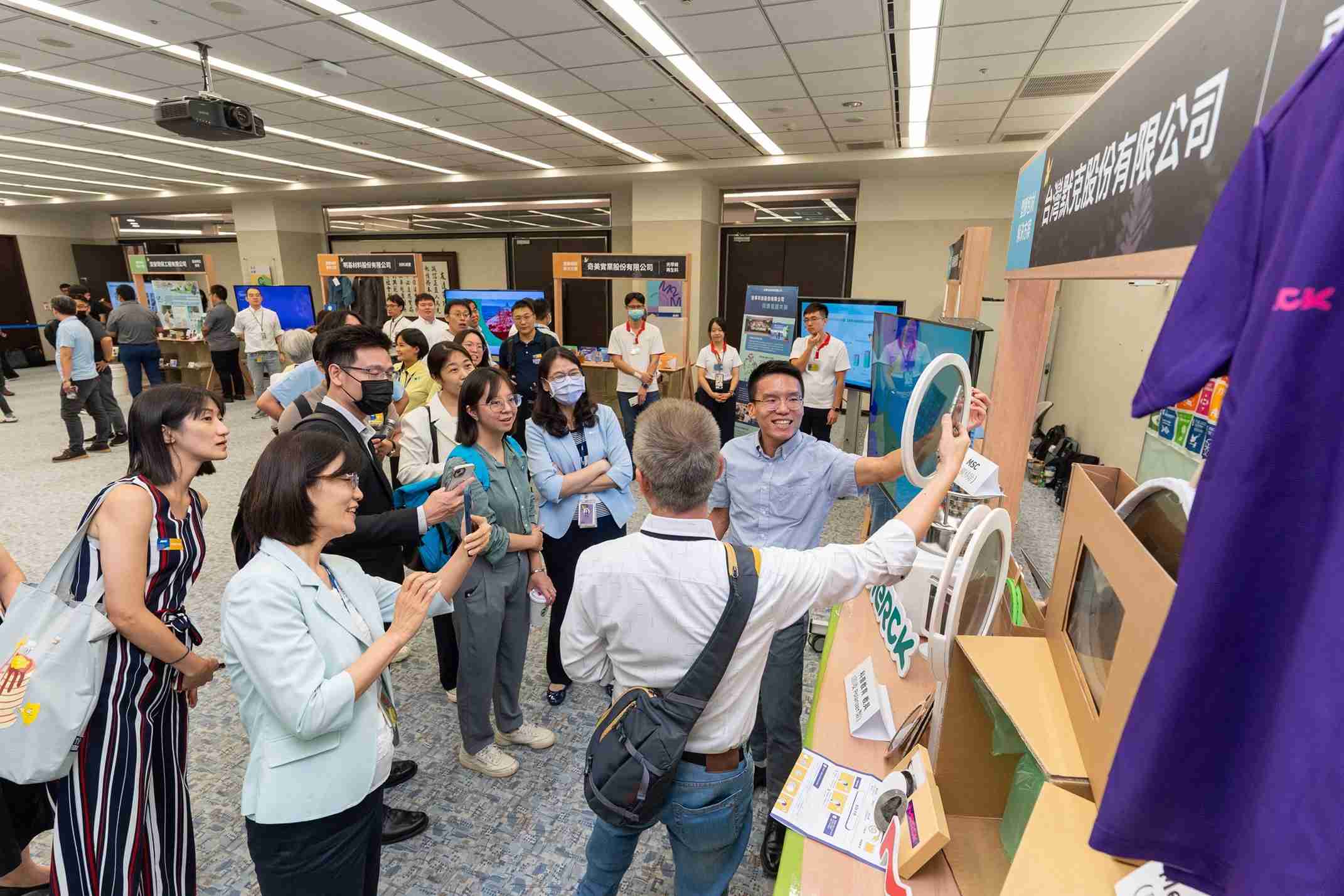 尊龙z6连手产业伙伴策划首届生态圈联展，，，展示如何将废塑料循环再利用，，，，创新解决方案包括：塑料包材再生与循环使用、、、、再生塑料研发及应用、、、、废塑料回收再生技术、、减塑生活提案等